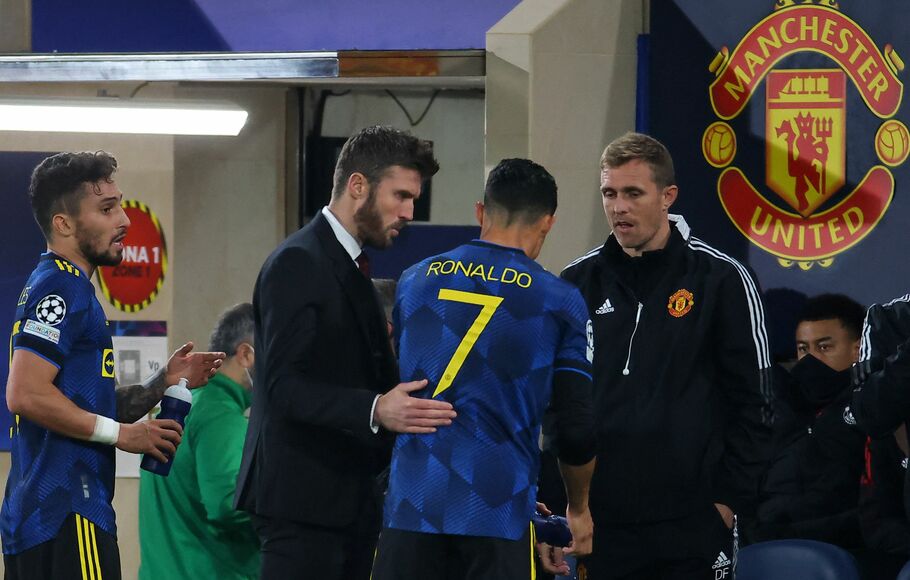 Pelatih Manchester United, Michael Carrick (kedua kiri) berbicara dengan Cristiano Ronaldo saat pertandingan Liga Champions melawan Villarreal. 