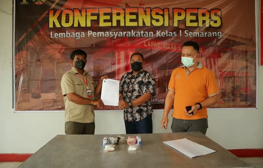 Kalapas Kelas I Semarang Supriyanto (kanan) saat jumpa pers, Jumat 26 November 2021 terkait temuan sabu-sabu yang diselundupkan dengan cara dilempar ke dalam lapas. 