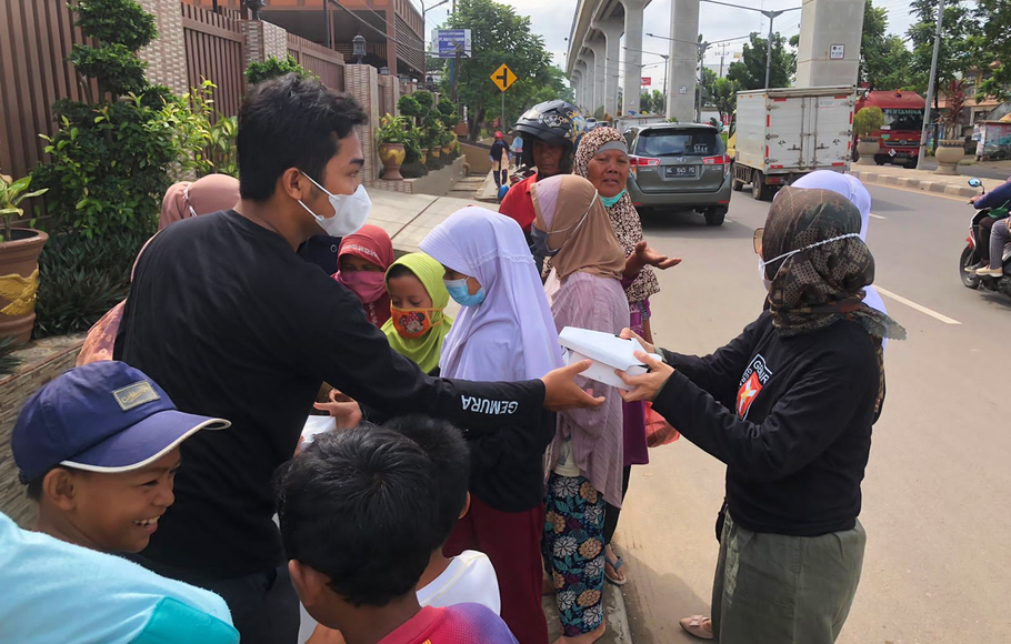 DPD) Gerakan Muda Nurani Rakyat (Gemura) Sumatera Selatan melakukan kegiatan berbagi makanan dan minuman gratis kepada pemulung serta pengguna jalan, Jumat 27 November 2021.
