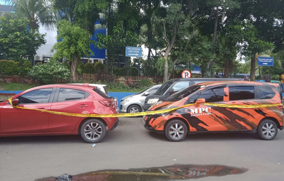 Mobil anggota ormas Pemuda Pancasila yang diamankan di Polda Metro Jaya setelah demo yang berakhir ricuh di depan Gedung DPR/MPR, Kamis 24 November 2021.