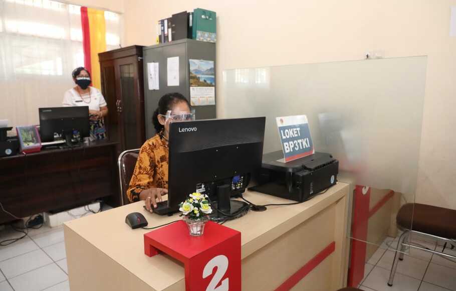 Petugas Lembaga Terpadu Satu Atap (LTSA)-Pekerja Migran Indonesia (PMI) Polewali Mandar.