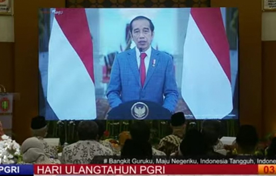 Presiden Joko Widodo memberikan sambutan pada Puncak Peringatan HUT Ke-76 Persatuan Guru Republik Indonesia (PGRI) secara virtual, Sabtu, 27 November 2021.