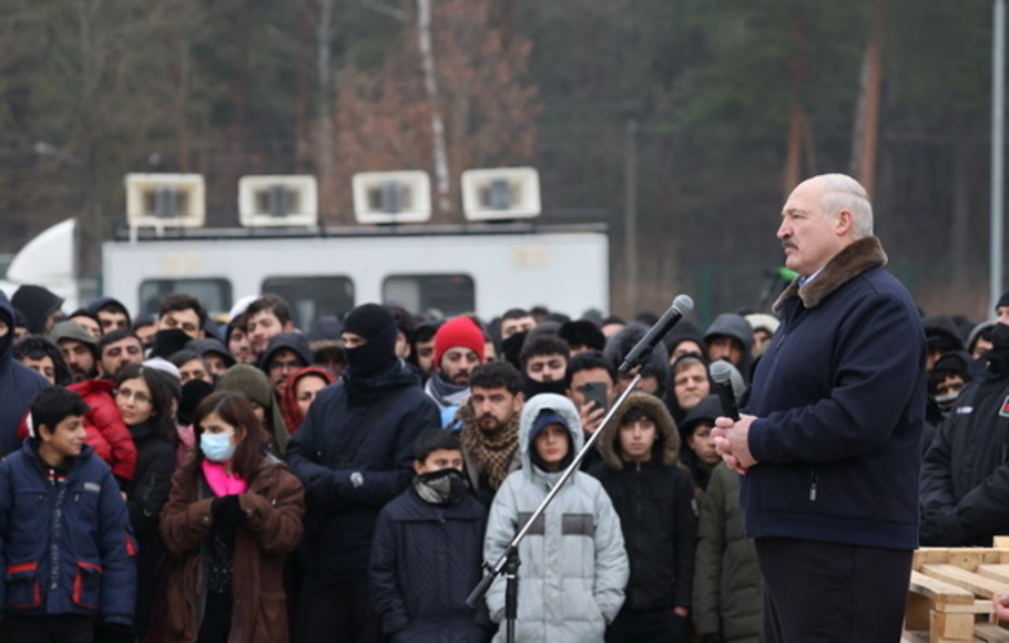 Presiden Belarusia Alexander Lukashenko (kakan) mengunjungi pusat migran yang tetap berada di negara itu setelah mencoba menyeberang ke UE melalui perbatasan Polandia, dekat titik perbatasan Bruzgi di perbatasan Belarusia-Polandia di wilayah Grodno pada Jumat 26 November 2021. 