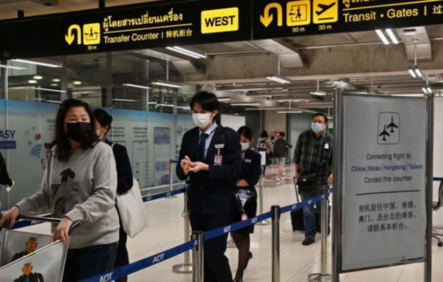 Para penumpang pesawat mengenakan masker pelindung di area kedatangan Bandara Suvarnabhumi di Bangkok, Thailand, pada 23 Februari 2020 untuk mencegah penyebaran Covid-19.
