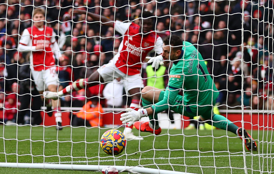 Gelandang Arsenal Bukayo Saka mencetak gol ke gawang Newcastle United di Emirates, Sabtu, 27 November 2021.
