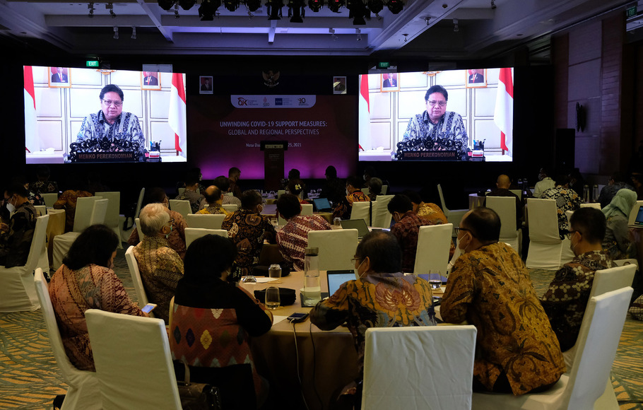 Menteri Koordinator Perekonomian Airlangga Hartarto memberikan sambutan dalam jaringan saat pembukaan seminar internasional 