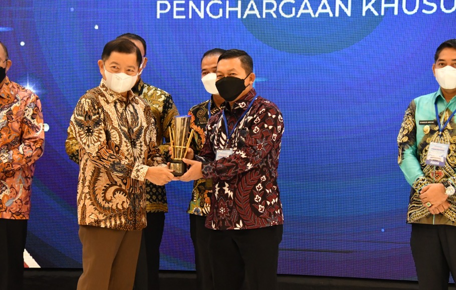 Bupati Banggai, Amirudin Tamoreka (kanan) saat menerima penghargaan dari Menteri PPN/ Kepala Bappenas, Suharso Monoarfa dalam ajang Penghargaan Pembangunan Daerah (PPD) 2021