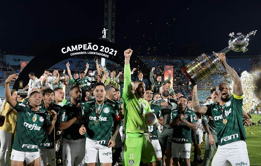 Para pemain Palmeiras merayakan sukses menyabet trofi Copa Libertadores setelah menundukkan Flamengo pada final di Stadion Centenario, Montevideo, Uruguay, Sabtu, 27 November 2021.  