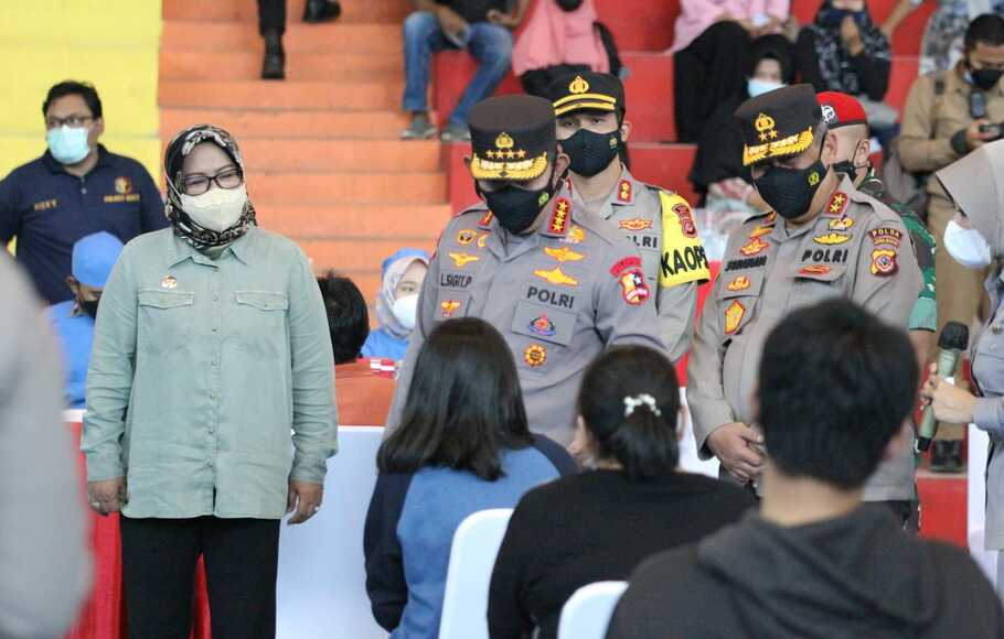 Kapolri Jenderal Polisi Listyo Sigit Prabowo didampingi Bupati Bogor Ade Yasin meninjau vaksinasi di Kemang, Kabupaten Bogor, Sabtu (27/11/2022).