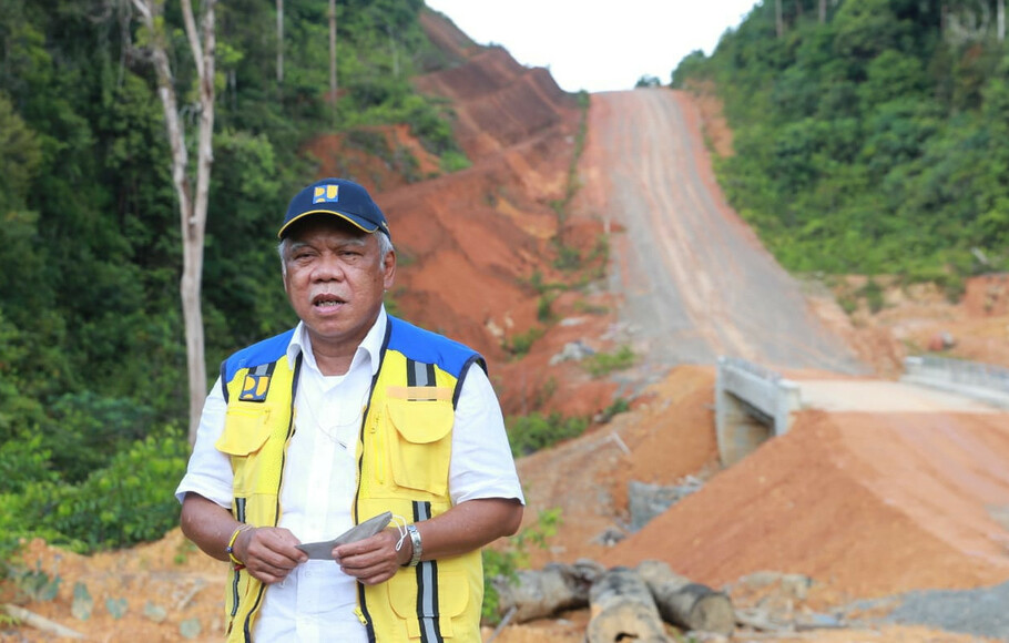 Menteri Pekerjaan Umum dan Perumahan Rakyat (PUPR) Basuki Hadimuljono meninjau pembangunan jalan perbatasan Indonesia-Malaysia sepanjang 1.832 kilometer yang berada di 3 provinsi yakni Kalimantan Barat (Kalbar), Kalimantan Timur (Kaltim), dan Kalimantan Utara (Kaltara). 
