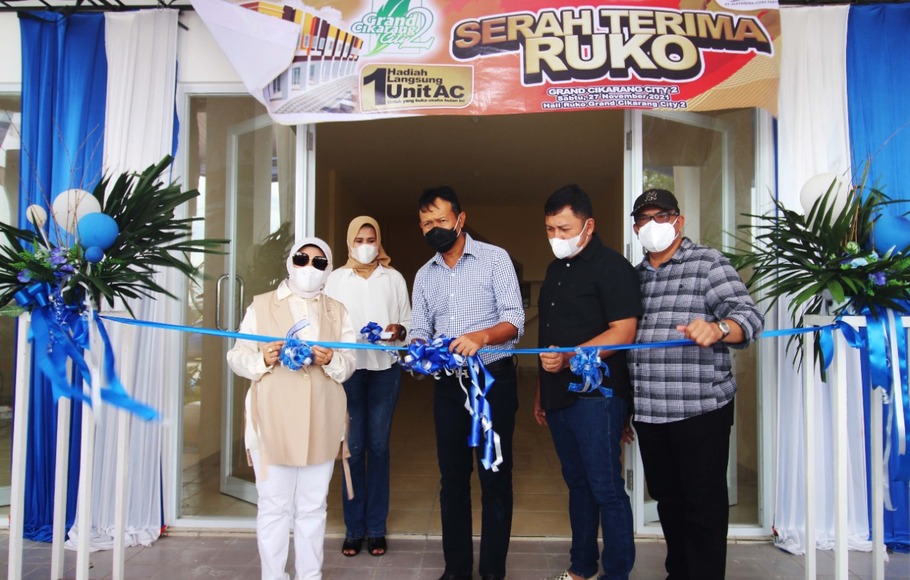 Managing Director dan CEO Arrayan Group, Asmat Amin (tengah), bersama Direktur Marketing PT Alexandra Citra Pertiwi, Tuti Mugiastuti (kanan) di acara serah terima kunci rumah toko (Ruko) Grand Cikarang City 2.
