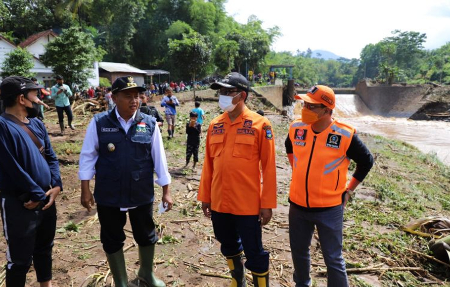 Wakil Gubernur Jawa Barat UU Ruzhanul Ulum (kedua kiri) bersama Wakil Bupati Garut Helmi Budiman (kedua kanan) meninjau daerah yang terdampak banjir bandang di Kecamatan Sukawening, Kabupaten Garut, Jawa Barat, Minggu 28 November 2021.