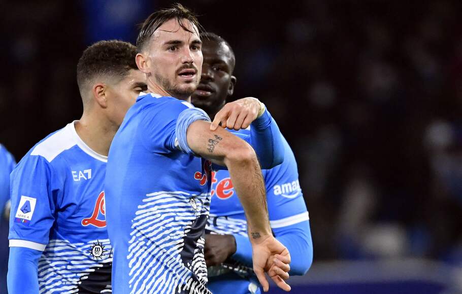 Pemain Napoli, Fabian Ruiz, merayakam gol yang dicetaknya ke gawang Lazio dalam pertandingan Serie A Liga Italia, Minggu, 28 Novembr 2021.