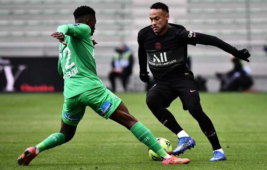 Penyerang Paris Saint-Germain Neymar (kanan) berupaya melewati bek Saint-Etienne Alpha Sissoko dalam pertandingan Liga Prancis di Stadion Geoffroy-Guichard, Minggu, 28 November 2021.