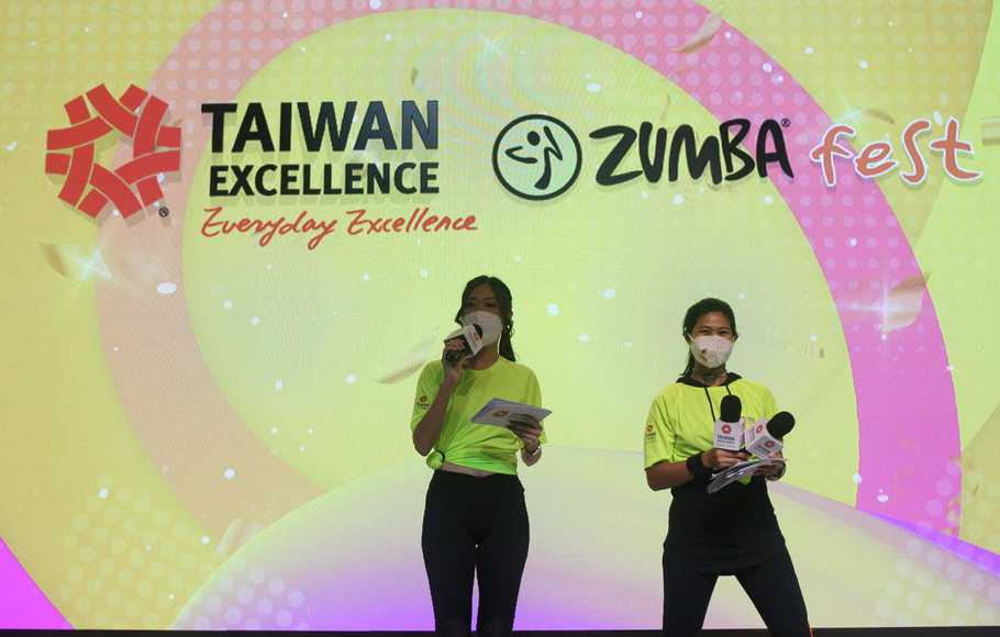 Tim Zumba Fest membuka acara Zumba virtual terbesar di Indonesia yang diselenggarakan oleh Taiwan Excellence, Jakarta, Minggu 28 November 2021. Diikuti oleh lebih dari 1.500 Zumba lovers di seluruh Indonesia, Zumba menjadi tren fitnes dirumah.
