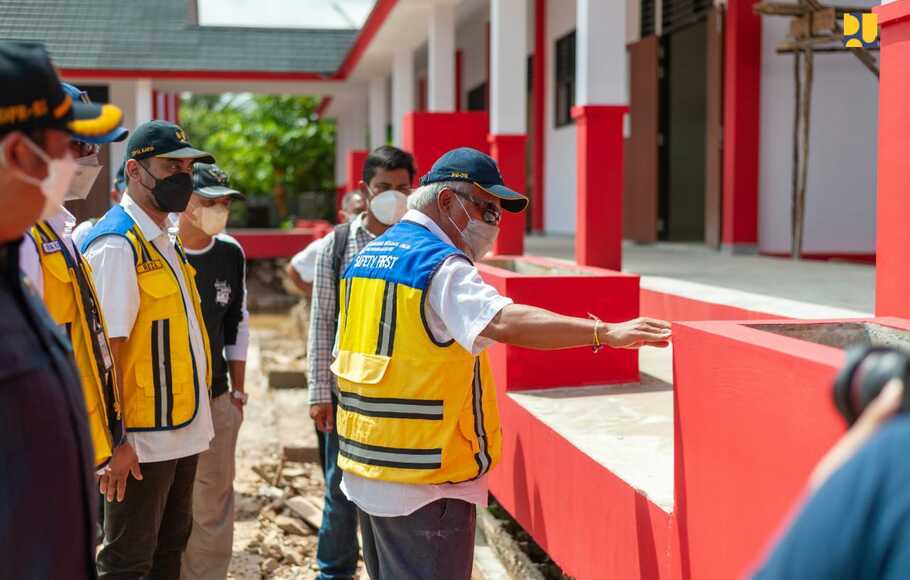 Menteri Pekerjaan Umum dan Perumahan Rakyat (PUPR), Basuki Hadimuljono, meninjau pembangunan Sekolah Dasar (SD) Negeri 01 Kedamin Hulu di Kabupaten Kapuas Hulu.