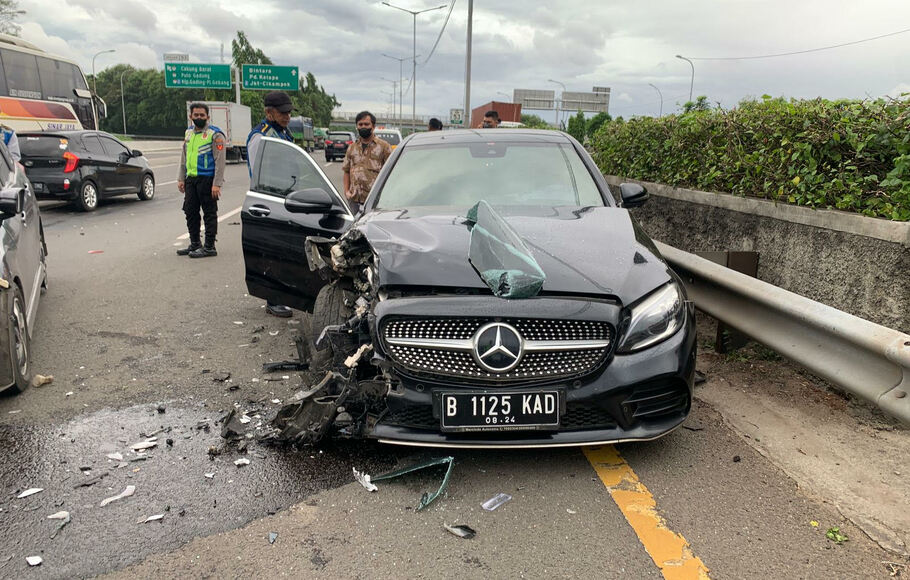 Mercedes-Benz (Mercy) E300 yang dikemudikan MDS melawan arah hingga menimbulkan kecelakaan di Tol Lingkar Luar Jakarta (Jakarta Outer Ring Road/JORR) Cakung. 