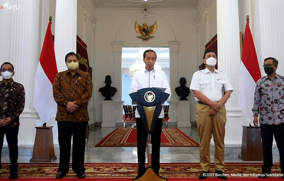 Presiden Jokowi menyampaikan sikap pemerintah di Istana Merdeka, Kompleks Istana Kepresidenan Jakarta, Senin, 29 November 2021, terkait  putusan MK yang menyatakan bahwa UU Nomor 11/2020 tentang Cipta Kerja inkonstitusional bersyarat.