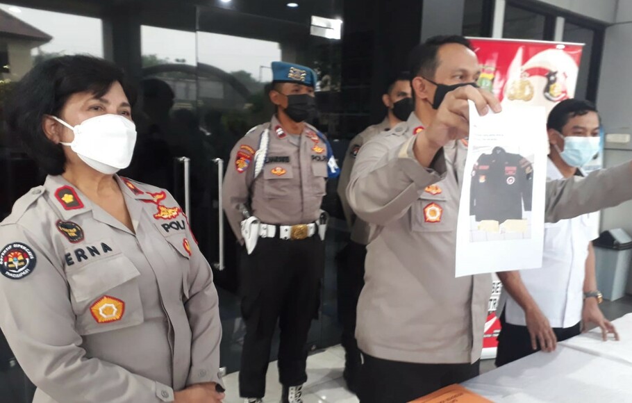 Kasi Humas Polrestro Bekasi Kota, Kompol Erna Ruswing Andari (kiri)