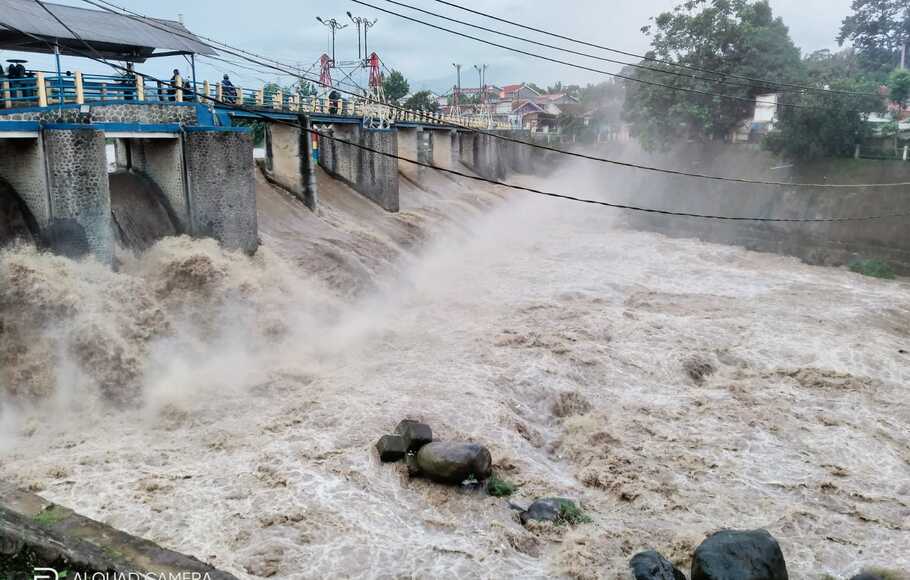 Bendung Katulampa dalam kondisi Siaga 3 Banjir Jakarta 100 sentimeter, pukul 16.00, Senin, 29 November 2021.