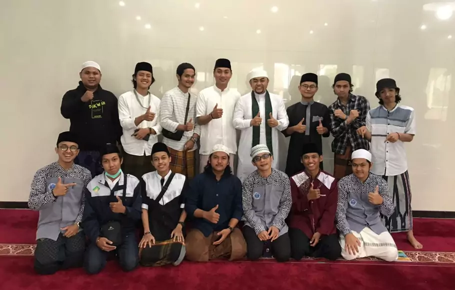 Mendiang Ameer Azikkra (tengah bersorban) dengan teman kuliahnya di Universitas Ibnu Khaldun, Kota Bogor. 