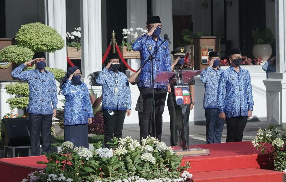 Wali Kota Bogor Bima Arya saat memimpin peringatan HUT ke-50 Korps Pegawai Republik Indonesia (KORPRI), di Balai Kota, Senin, 29 November 2021.