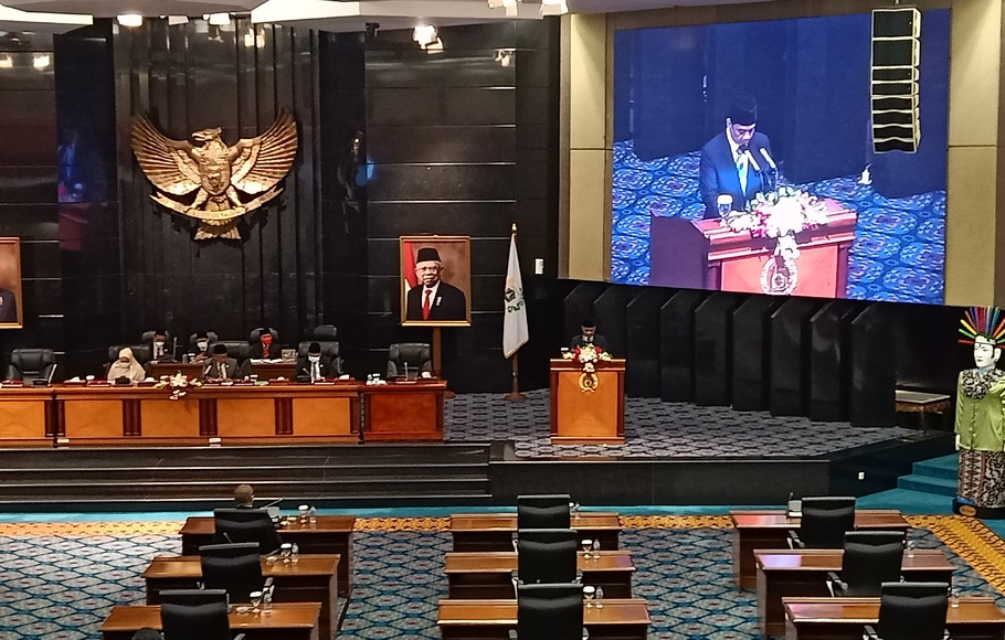 Wakil Gubenur DKI Jakarta Ahmad Riza Patria saat menyampaikan pidato di acara rapat paripurna DPRD terkait pengesahan APBD DKI Jakarta, Senin, 29 November 2021.
