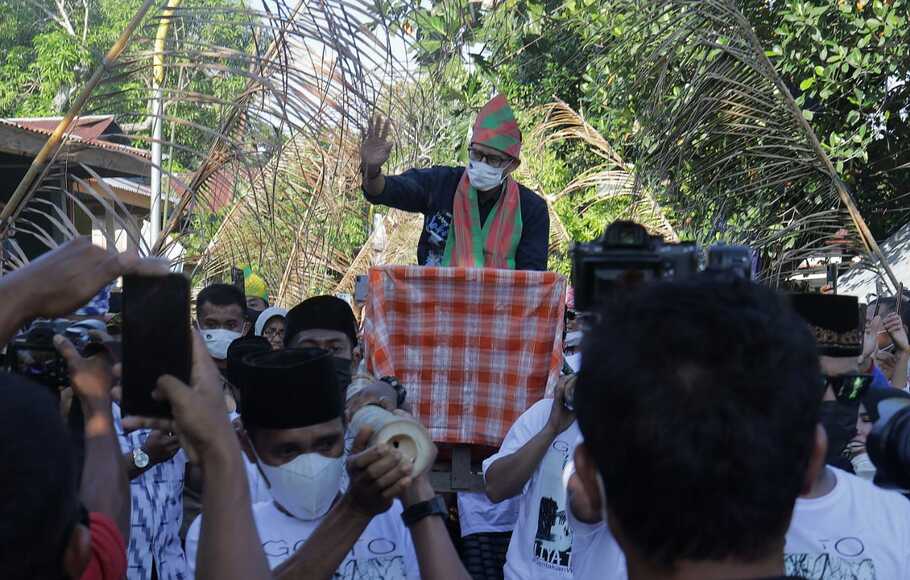 Menteri Pariwisata dan Ekonomi Kreatif (Menparekraf) Sandiaga Salahuddin Uno lakukan kunjungan ke Desa Wisata Liya Togo, Kecamatan Wangi-wangi Selatan, Kabupaten Wakatobi, Sulawesi Tenggara, 27 November 2021. 