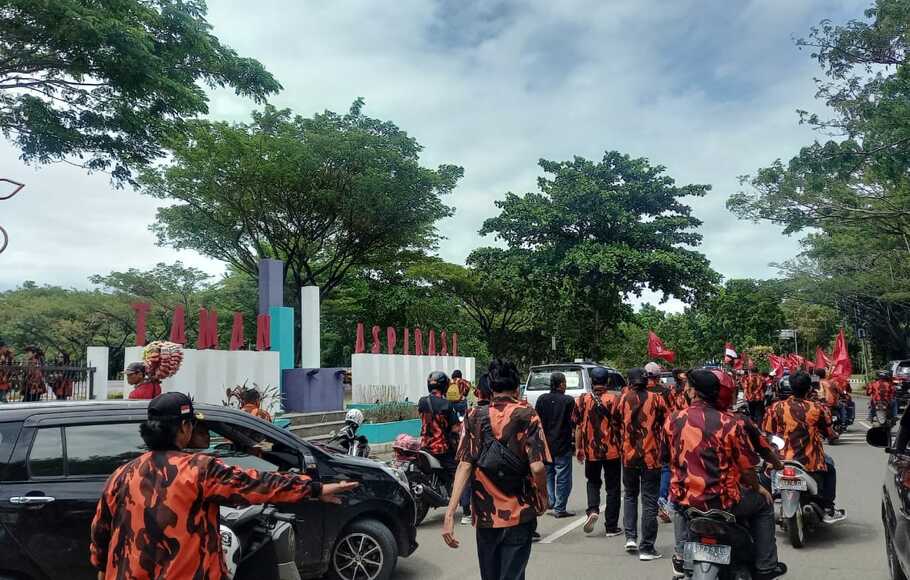 Ratusan anggota ormas Pemuda Pancasila menggelar aksi unjuk rasa di depan gedung DPRD Kabupaten Tangerang, Senin, 29 November 2021.