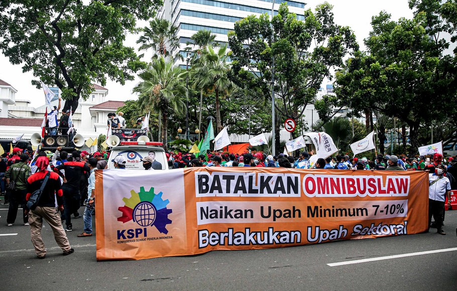 Massa buruh dari berbagai elemen menggelar aksi unjuk rasa menolak UMP 2022 di depan Balai Kota, Jakarta, Senin, 29 November 2021.
