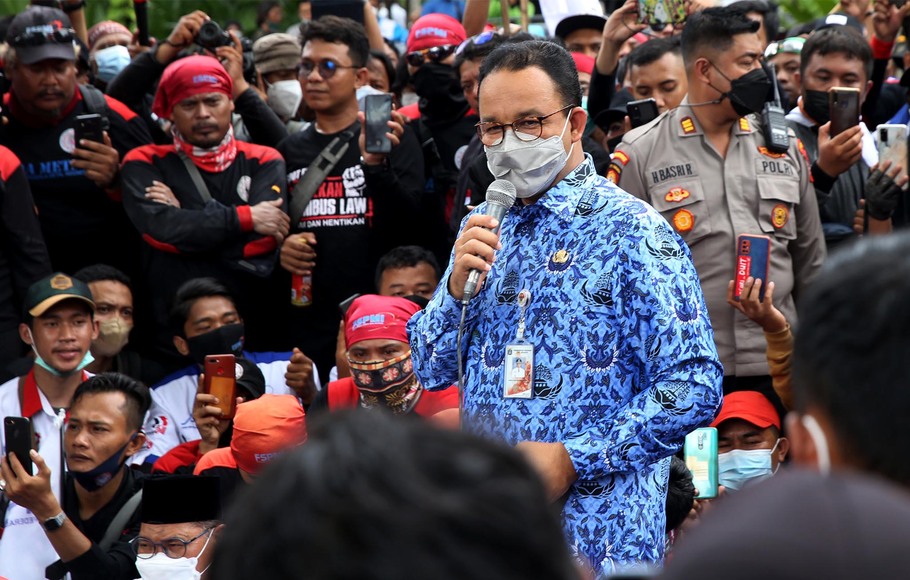 Gubernur DKI Jakarta Anies Baswedan menemui massa buruh dari berbagai elemen yang menggelar aksi unjuk rasa menolak UMP 2022 di depan Balai Kota, Jakarta, Senin, 29 November 2021.