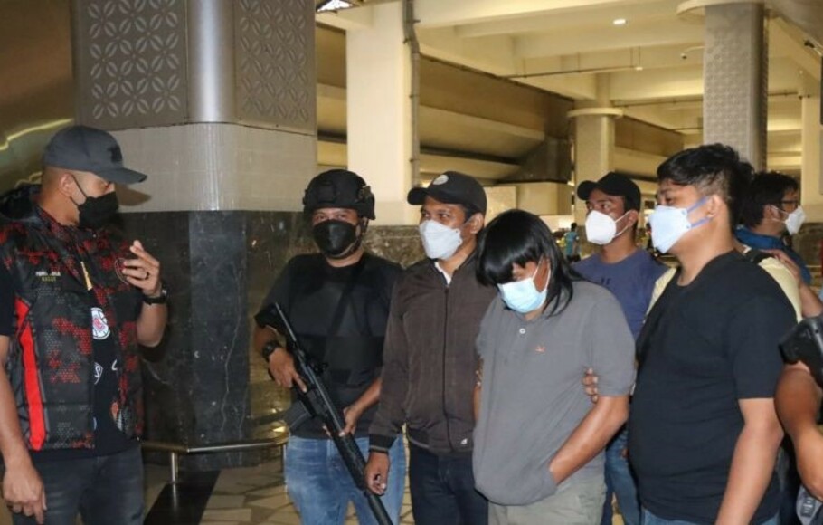 Tim Khusus Polres Metro Jakarta Pusat meringkus bandar narkoba berinisial J yang menjadi pelaku penabrak Iptu JM saat pengejaran di Cirebon di Jakarta, Senin 29 November 2021 malam. 