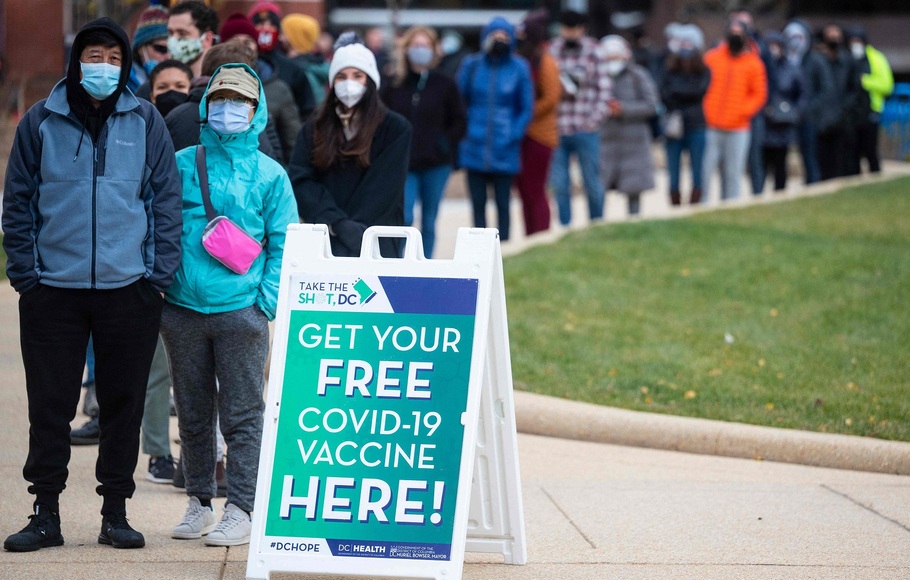 Orang-orang mengantre untuk mendapatkan vaksin Covid-19 di Washington, DC, pada 29 November 2021. 