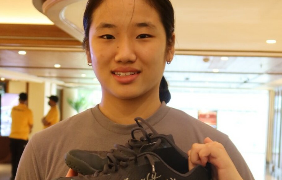 Pemain Korea Selatan An Se Young memberikan sepatunya untuk dilelang dalam tajuk Badminton Charity for Bali, Selasa 30 November 2021.