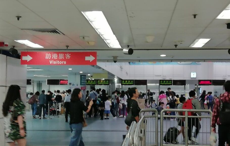 Suasana pos perbatasan Hong Kong-Tiongkok di Luohu, Shenzhen. Dua pos pemeriksaan imigrasi berada dalam satu gedung yang terhubung dengan jalur kereta api dari arah Hong Kong dan Shenzhen, Provinsi Guangdong.
