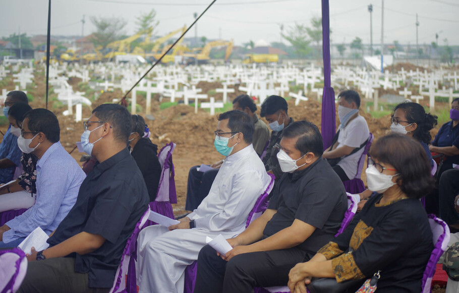 Sejumlah umat Katolik secara terbatas mengikuti misa perayaan ekaristi peringatan arwah bagi korban Covid-19, di TPU Rorotan, Jakarta Utara, Selasa 30 November 2021.
