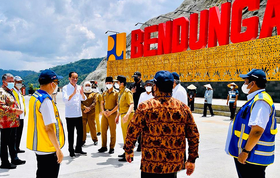 Presiden Joko Widodo meresmikan Bendungan Tugu di Kabupaten Trenggalek, Jawa Timur, Selasa, 30 November 2021.