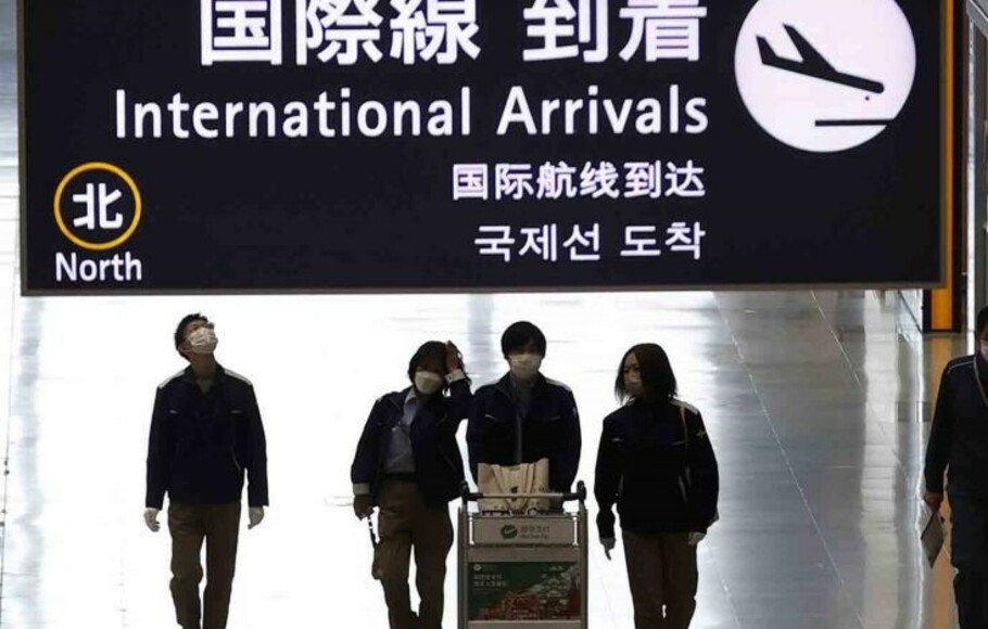 Orang-orang berjalan di lobi kedatangan penerbangan internasional di Bandara Kansai, Prefektur Osaka, Jepang, Selasa 30 November 2021. Jepang melarang masuk semua pendatang selama setidaknya satu bulan dalam upaya untuk mencegah varian Omicron.