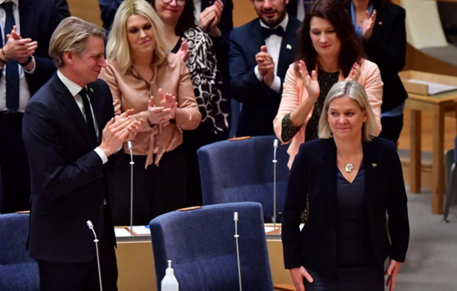Menteri Keuangan Swedia saat ini dan pemimpin Partai Sosial Demokrat Magdalena Andersson (kanan) menerima tepuk tangan setelah parlemen Swedia Riksdagen memberikan suara untuk kedua kalinya atas pengangkatannya sebagai perdana menteri di Stockholm pada Senin 29 November 2021.