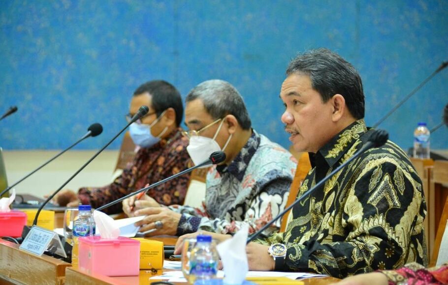 Anggota III Badan Pemeriksa Keuangan (BPK) Achsanul Qosasi pada rapat konsultasi bersama Badan Akuntabilitas Keuangan Negara (BAKN) Dewan Perwakilan Rakyat (DPR) di Ruang Rapat BAKN, di Jakarta, pada Jumat 26 November 2021.