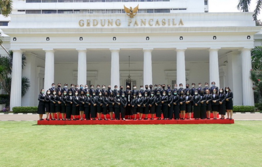 Sejumlah 62 peserta calon diplomat yang mengikuti Diklat Sekolah Dinas Luar Negeri Angkatan ke-42 (Sekdilu 42) telah menyelesaikan masa pendidikannya secara hibrida pada Selasa 23 November 2021.