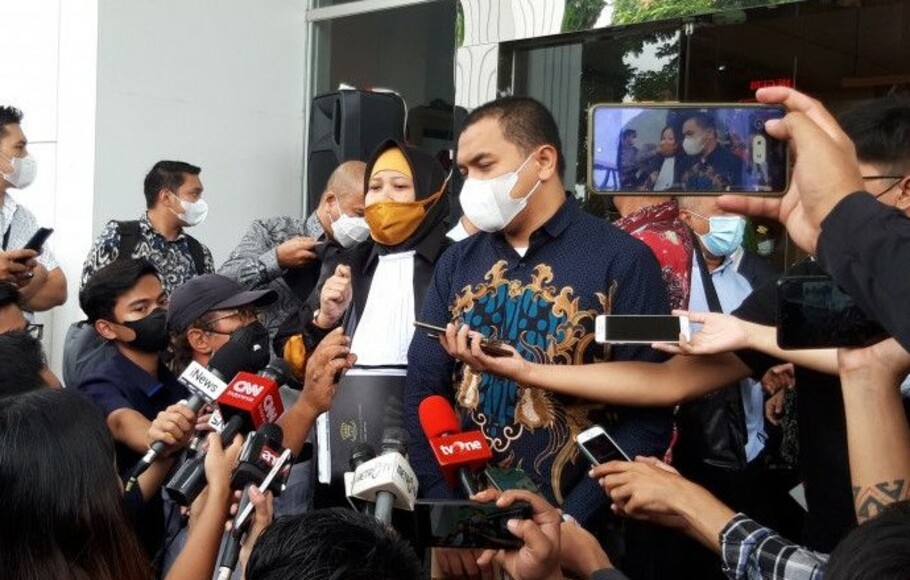 Kuasa hukum terdakwa Munarman, Sulistyowati saat diwawancarai awak media massa di Pengadilan Negeri Jakarta Timur, Rabu, 1 Desember 2021.