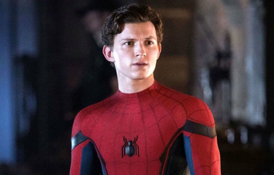Tom Holland berperan sebagai Spider-Man