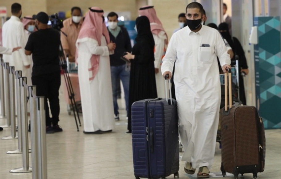 Kementerian kesehatan Arab Saudi mendesak orang-orang untuk melengkapi vaksinasi Covid-19 dan memerintahkan para pelancong untuk menghormati aturan isolasi diri dan pengujian.