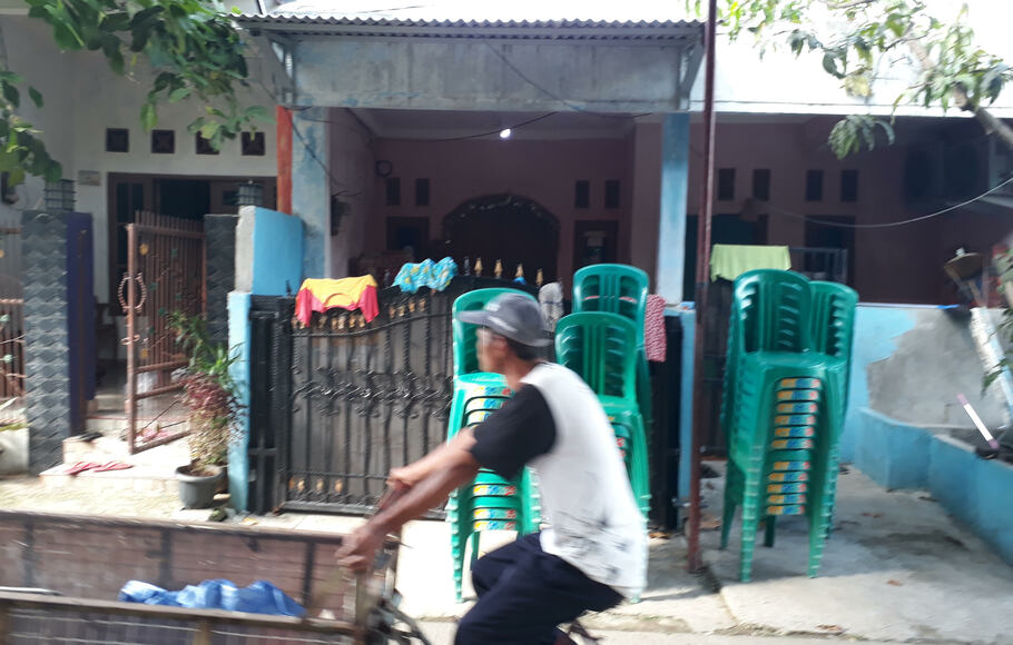 Rumah duka korban penembakan, Poltak Pasaribu, di Perumahan Pesona Gading Kecamatan Cibitung, Kabupaten Bekasi, tampak sepi, pada Rabu, 1 Desember 2021.
