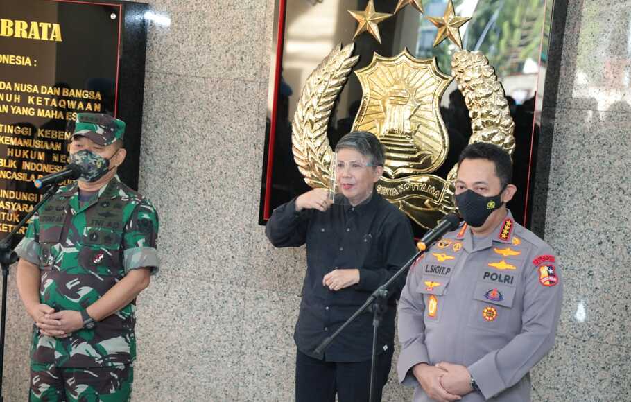 Kasad Jenderal TNI Dudung Abdurachman mengunjungi Kapolri Jenderal Listyo Sigit Prabowo di Mabes Polri, Jakarta Selatan, Rabu, 1 Desember 2021.
