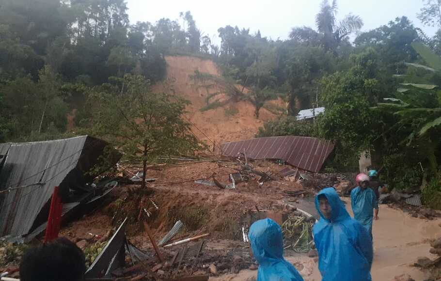 Bencana tanah longsor menelan korban jiwa dan menimbulkan kerusakan rumah warga di Desa Karua, Kecamatan Balusu, Kabupaten Toraja Utara, Sulawesi Selatan, Rabu, 1 Desember 2021. 