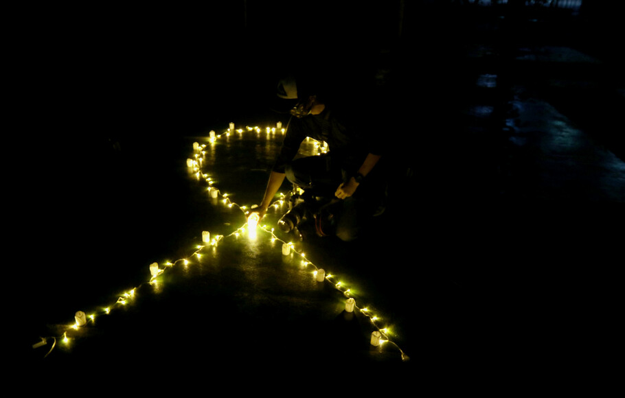 Sejumlah relawan dan aktivis kesehatan menyalakan lampu dalam malam renungan Hari AIDS Sedunia di Tanah Abang, Jakarta, Rabu 1 Desember 2021. 