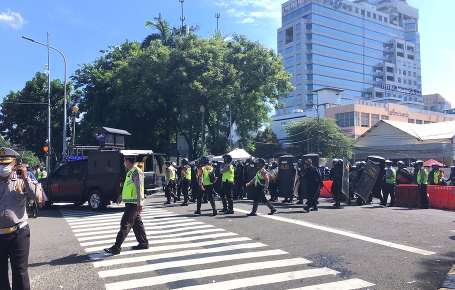 Petugas gabungan TNI dan Polri beserta jajaran membubarkan massa aksi reuni 212 di Jalan Abdul Muis, Tanah Abang, Jakarta Pusat, Kamis 2 Desember 2012.
