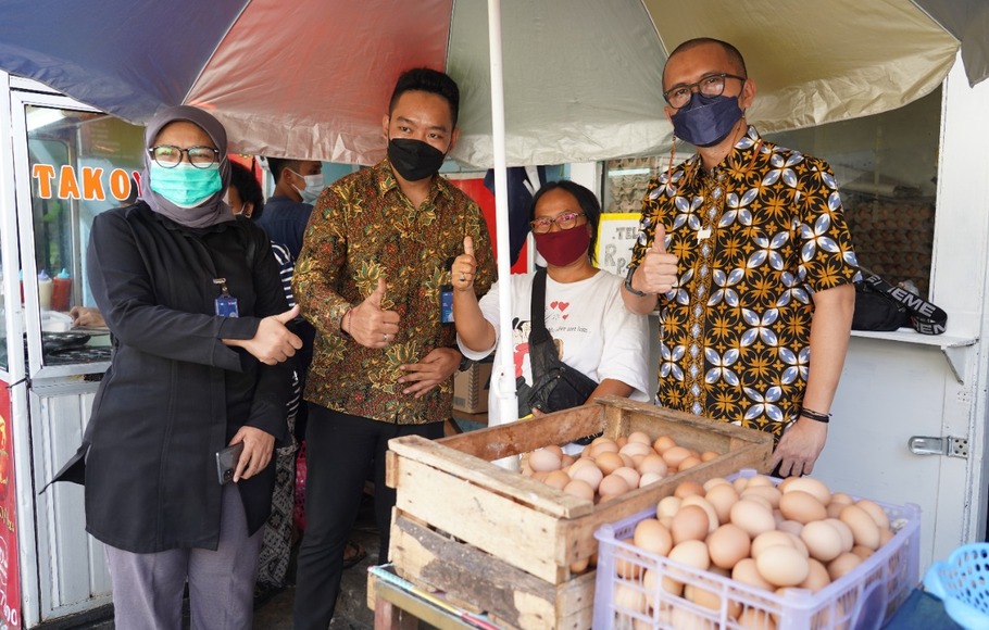 Staf Khusus Menteri Koperasi dan UKM Bidang Pemberdayaan Ekonomi Kreatif Fiki Satari, saat meninjau beberapa UMKM penerima Banpres Produktif Usaha Mikro Tahun 2021 di kawasan Bukit Duri dan Manggarai, Jakarta, Rabu (1/12/2021).  

